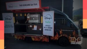 Coffee truck montado em área de descanso de set de k-drama, com equipe e bebidas