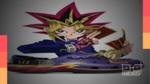 Par de Crocs com tema de Yu-Gi-Oh!, com personagens e logotipos da parceria na imagem promocional