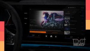 Ilustração do aplicativo da Crunchyroll em uma central multimídia de carro, com tema de anime na tela