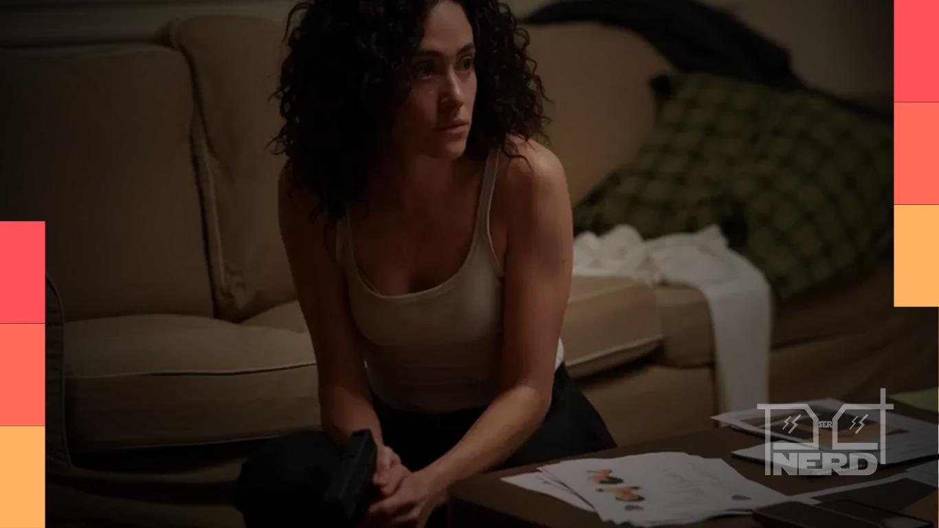 Emmy Rossum fala sobre treinamento tático para construir a agente Alice Black em Fúria no Disney+