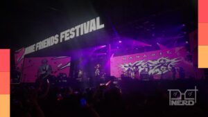 Vocalista do Hanabie no palco durante o Anime Friends 2026 em São Paulo, com energia e público em mosh.