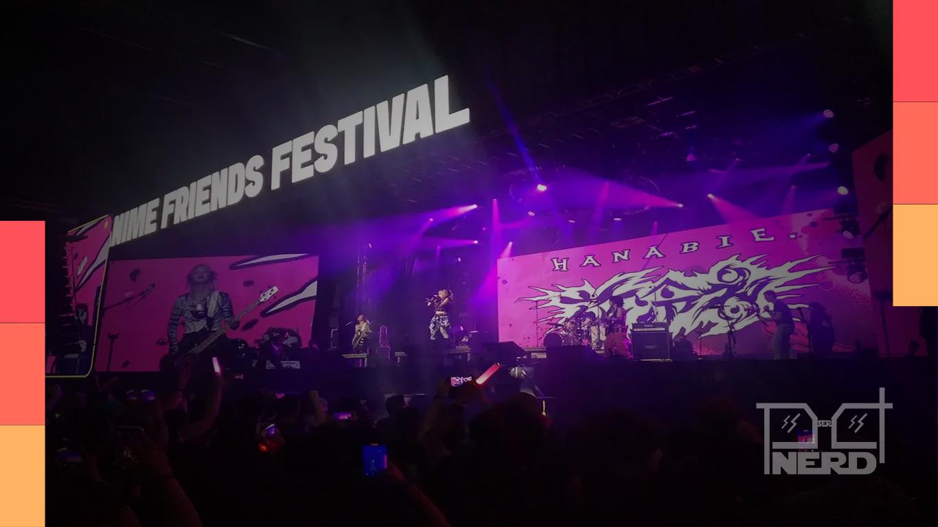 Vocalista do Hanabie no palco durante o Anime Friends 2026 em São Paulo, com energia e público em mosh.