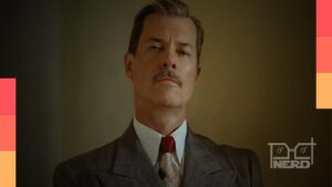 Guy Pearce caracterizado como Rupert Murdoch em cena de Ink, filme sobre o relançamento do tabloide The Sun.
