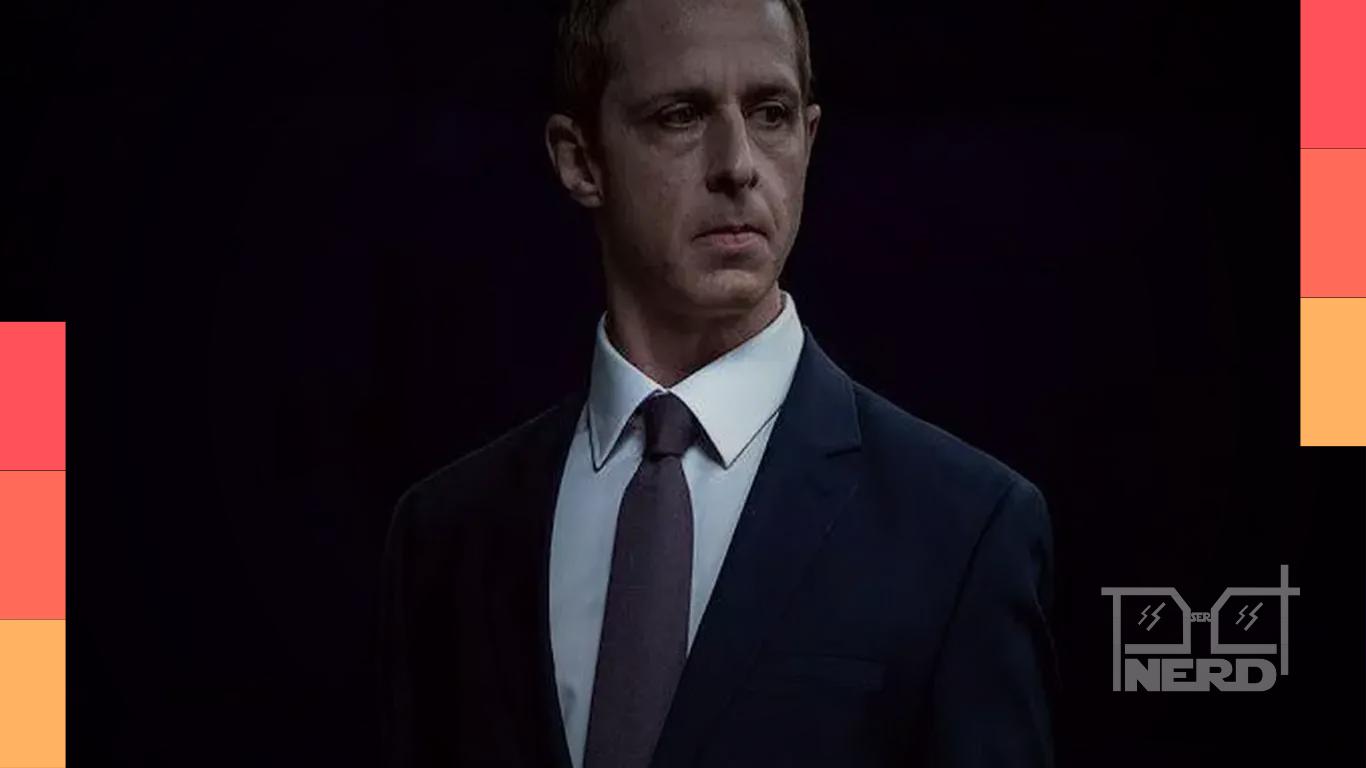 Jeremy Strong caracterizado para interpretar Mark Zuckerberg em O Outro Lado das Redes