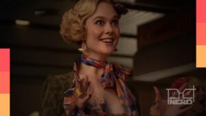 Elle Fanning interpretando Effie Trinket em Jogos Vorazes: Amanhecer na Colheita, com referência à relação com Haymitch
