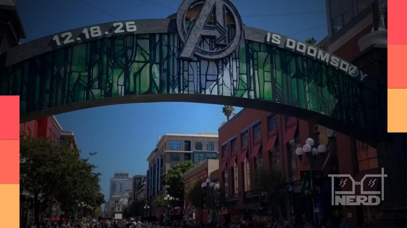 Instalação promocional de Vingadores: Doutor Destino no Gaslamp Quarter, em San Diego, que levou a multa da Marvel na SDCC