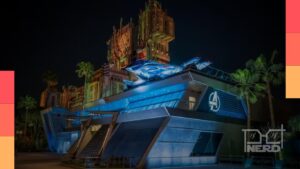 Kevin Feige em bastidores do Avenger Campus no Disney Worldbuilders com personagens do MCU