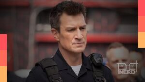 Nathan Fillion interpretando o Capitão Kirk em leitura de roteiro no evento do 60º aniversário de Star Trek