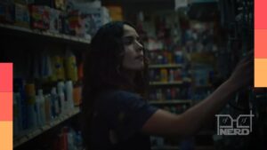 Adria Arjona aparece em uma loja de ferramentas em uma cena de Protocolo de Extermínio, com clima tenso e indicação de motosserra.
