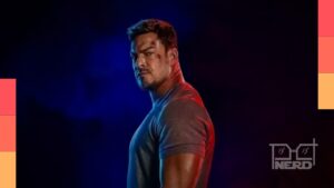 Alan Ritchson como Reacher em cena de ação, com clima de investigação e conspiração no fundo
