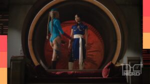 A atriz interpretando a Chun-Li usando figurino inspirado no jogo de Street Fighter, projetado para permitir movimentos e chutes durante cenas de ação