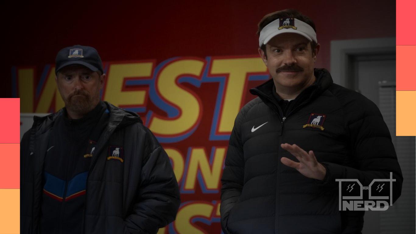 Foto de Brendan Hunt e Jason Sudeikis em Ted Lasso, com destaque para a estreia da 4ª temporada no Apple TV+