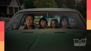 Anne Hathaway e Ewan McGregor como casal em crise em carro, enquanto o mundo ao redor parece distorcido pelo transporte no tempo e dinossauros ameaçam