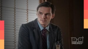 Nicholas Hoult em foto promocional, com referência à escalação de Gilderoy Lockhart em Harry Potter na HBO