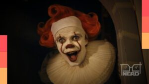 Bill Skarsgård em cena de It: Bem-Vindos a Derry, sugerindo a volta de Pennywise na 2ª temporada
