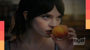 Sophie Thatcher em A Acompanhante Perfeita, filme disponível para assistir na Netflix