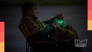 Cena promocional de Lanternas com Kyle Chandler, contextualizando a nova fase da DC com Cara-de-Barro em terror corporal