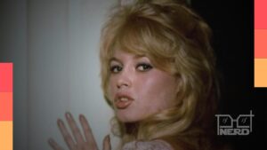 Mulher usando acessórios vintage inspirados em Brigitte Bardot, com destaque para pulseira e itens de acervo como óculos e máquina de escrever