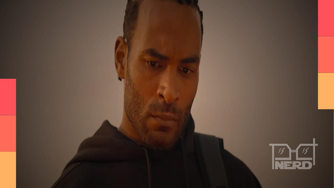 Homem assistindo à série Fúria da Netflix, com referência a MMA e clima de crime e drama