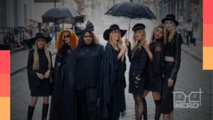 Elenco de American Horror Story 13 em trajes pretos estilizados com destaque para a estreia no Disney+ em 24 de setembro