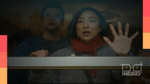 Wagner Moura e Greta Lee em cena de A Última Casa, novo suspense de ficção científica da Netflix