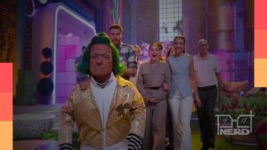 Cena do trailer de Wonka: O Bilhete Dourado com referência à fábrica de chocolate e a voz de Gene Wilder recriada por IA como narrador
