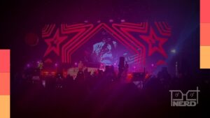 Banda 5 Seconds of Summer em palco durante show no Brasil com iluminação colorida e público pulando