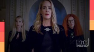 Pôster oficial de American Horror Story 13 com atmosfera de terror e chamada de estreia no Disney+ em setembro