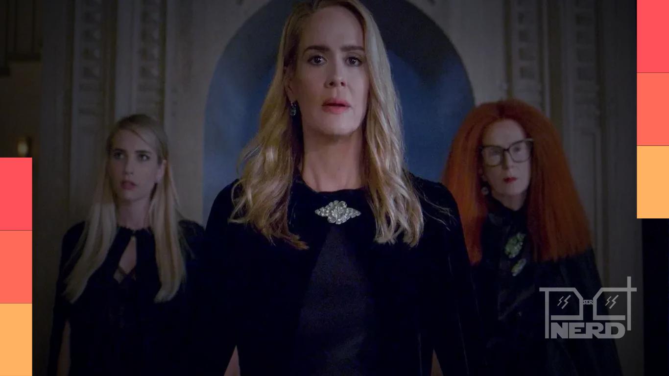Pôster oficial de American Horror Story 13 com atmosfera de terror e chamada de estreia no Disney+ em setembro