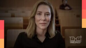 Cate Blanchett em cena e celular ao fundo, com pedido para não filmar durante peças teatrais