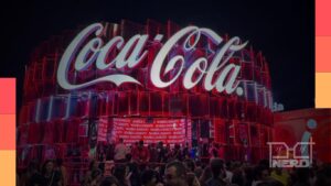 MiniCD retrô da Coca-Cola com tecnologia NFC e lata comemorativa do Rock in Rio 2026 no estande da marca