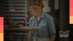 Linda Cardellini interpretando Pamela Voorhees na série prelúdio Crystal Lake
