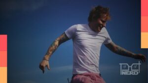 Ed Sheeran cantando “Celestial” e o tema clássico do anime Pokémon no Campeonato Mundial de Pokémon