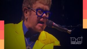 Elton John se apresentando no Palco Mundo do Rock in Rio 2026, com projeções no telão durante o show