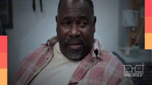Ernest Harden Jr. posa com o Emmy após vencer por sua atuação em The Pitt