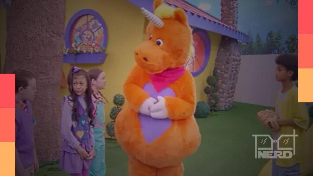 Cena do filme Buddy com um unicórnio laranja assassino em clima de programa infantil que virou terror