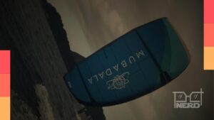 Cena do filme When The Wind Meets Limit, com salto de kitesurf sobre um catamarã F50 na Baía de Guanabara.