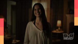 Inde Navarrette como Jane em The Waffle House Index, filme da Apple durante uma tempestade em um Waffle House