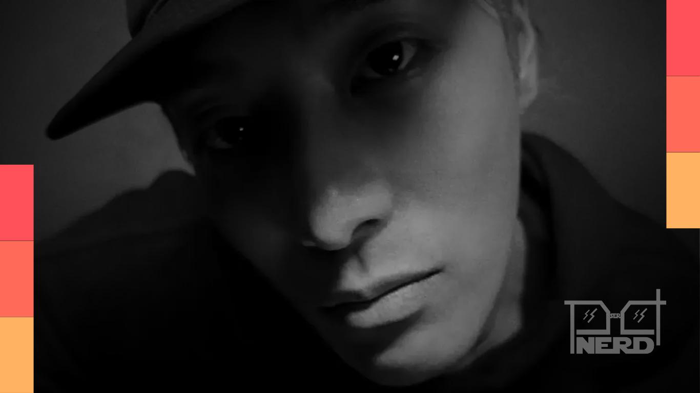 Jackson Wang em cena do videoclipe minimalista de Thank You, filmado em preto e branco