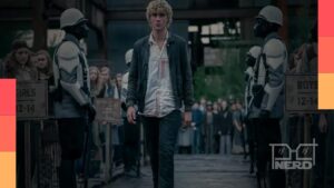 Joseph Zada como jovem Haymitch Abernathy ao lado de Jesse Plemons como Plutarch Heavensbee e Glenn Close como Drusilla Sickle em Jogos Vorazes: Amanhecer na Colheita