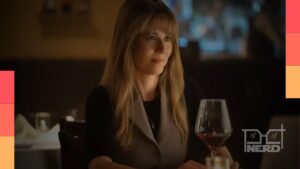 Linda Cardellini com o prêmio do Emmy por DTF St. Louis