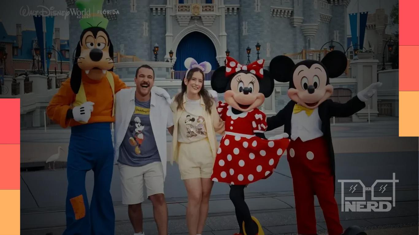 Visitantes exploram as atrações e os cenários do Magic Kingdom Park