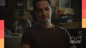 Matthew Rhys comemorando vitória no Emmy 2026 por O Monstro em Mim e O Segredo Widow's Bay