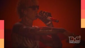 MGK no Rock in Rio 2026 cantando no Palco Mundo com cenário de estética anos 2000