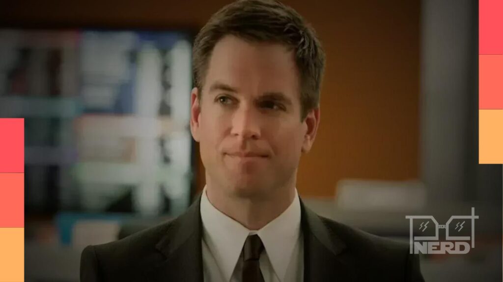 Michael Weatherly interpretando Tony DiNozzo em NCIS, retornando como personagem regular na 24ª temporada