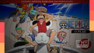 Imagem promocional de One Piece: O Filme com os Chapéus de Palha em destaque no cinema e referência à dublagem em português