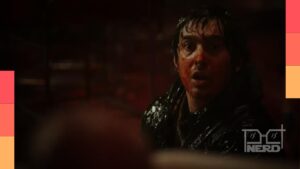 Diretor Zach Cregger reagindo a uma cena com explosão de sangue nos bastidores de Resident Evil