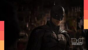 Robert Pattinson em cena de Batman: Parte 2 com Gotham ao fundo