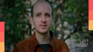 Jack Thorne em discurso, acusando o uso de IA para gerar roteiros como fraude e pedindo punições da indústria