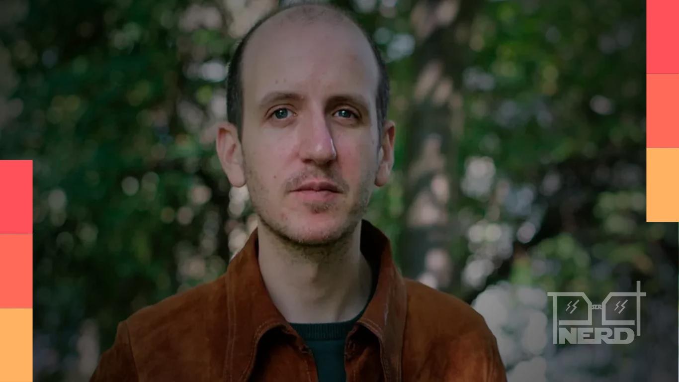 Jack Thorne em discurso, acusando o uso de IA para gerar roteiros como fraude e pedindo punições da indústria